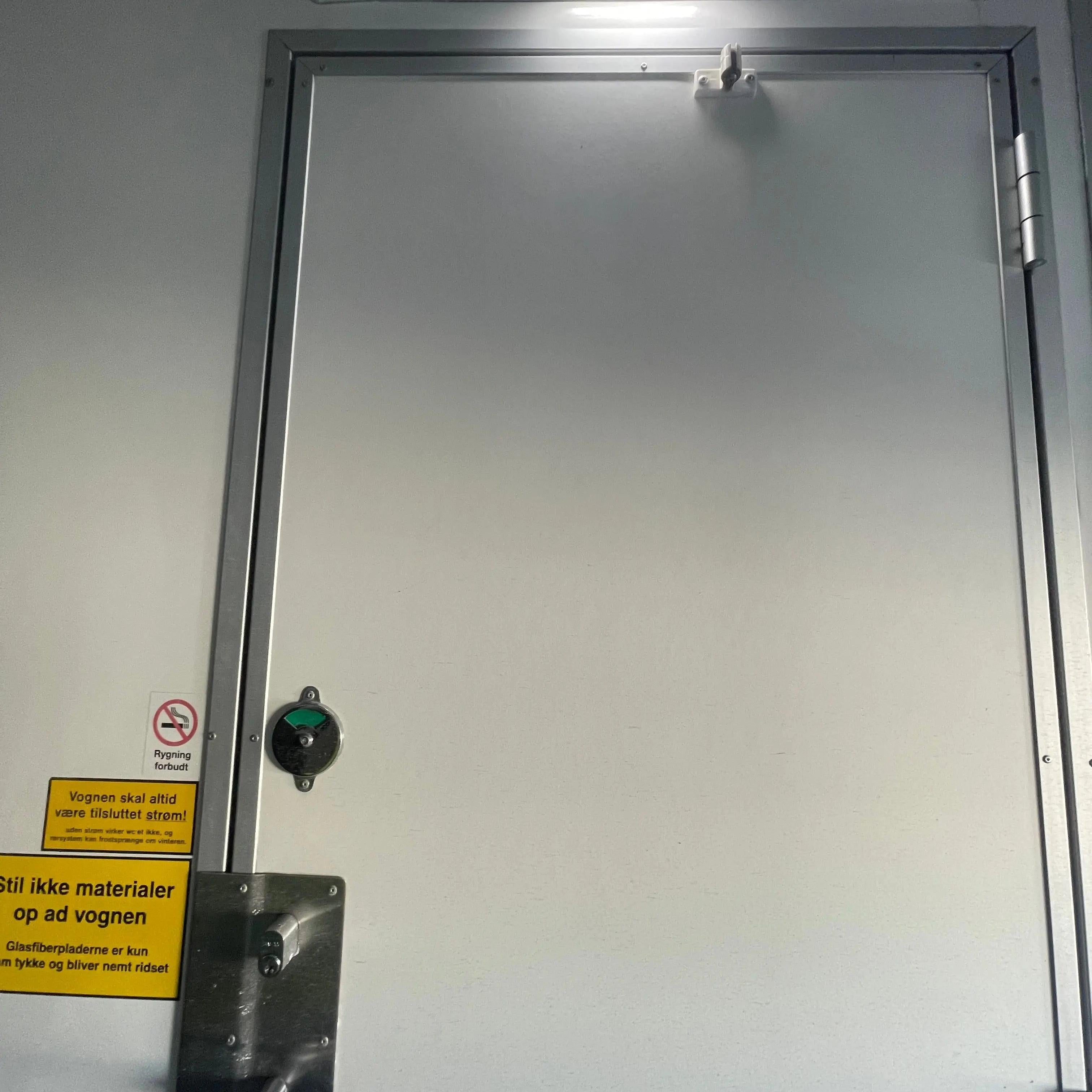 Salernis- og baðvagn 240 – með kvarnsalerni