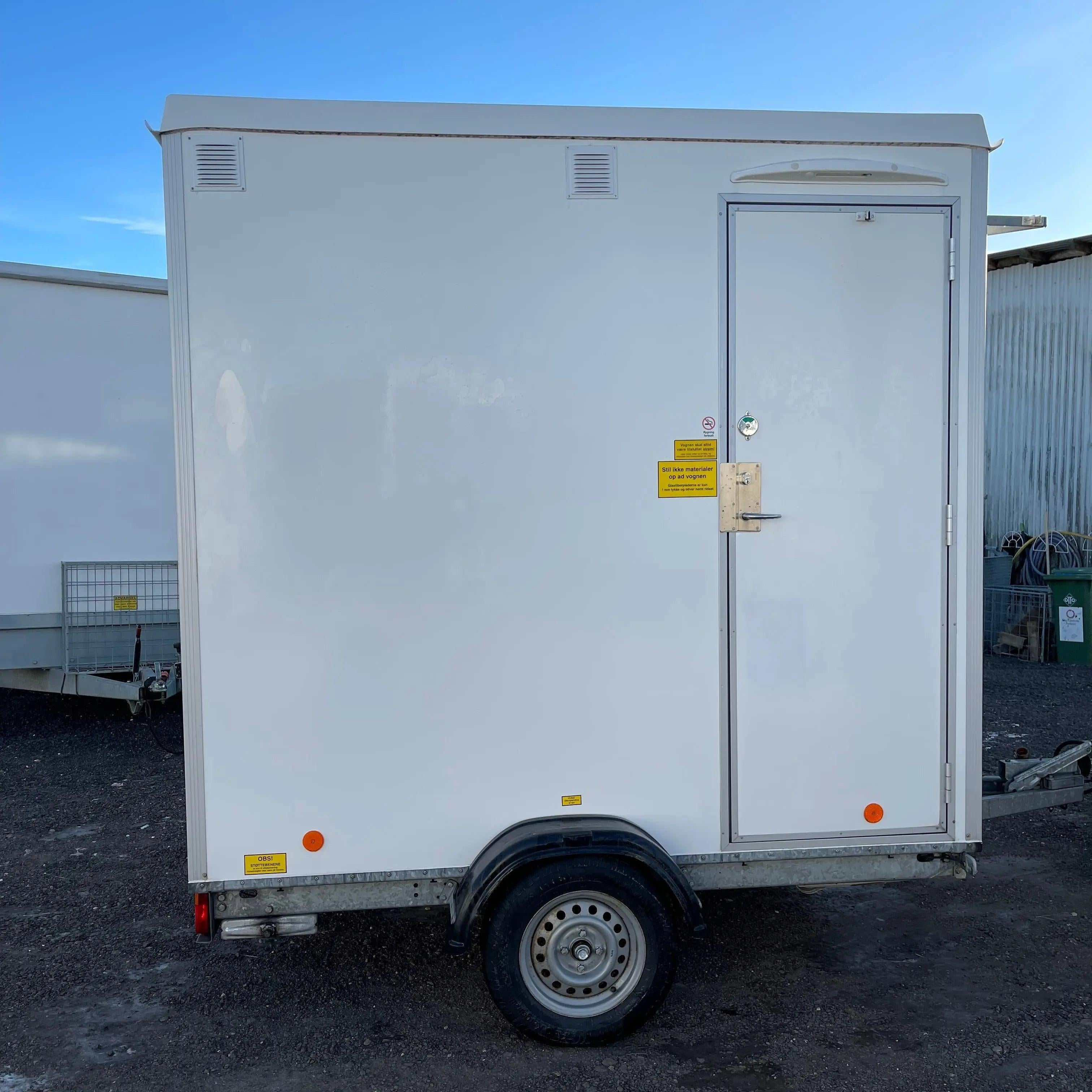 Salernis- og baðvagn 240 – með kvarnsalerni