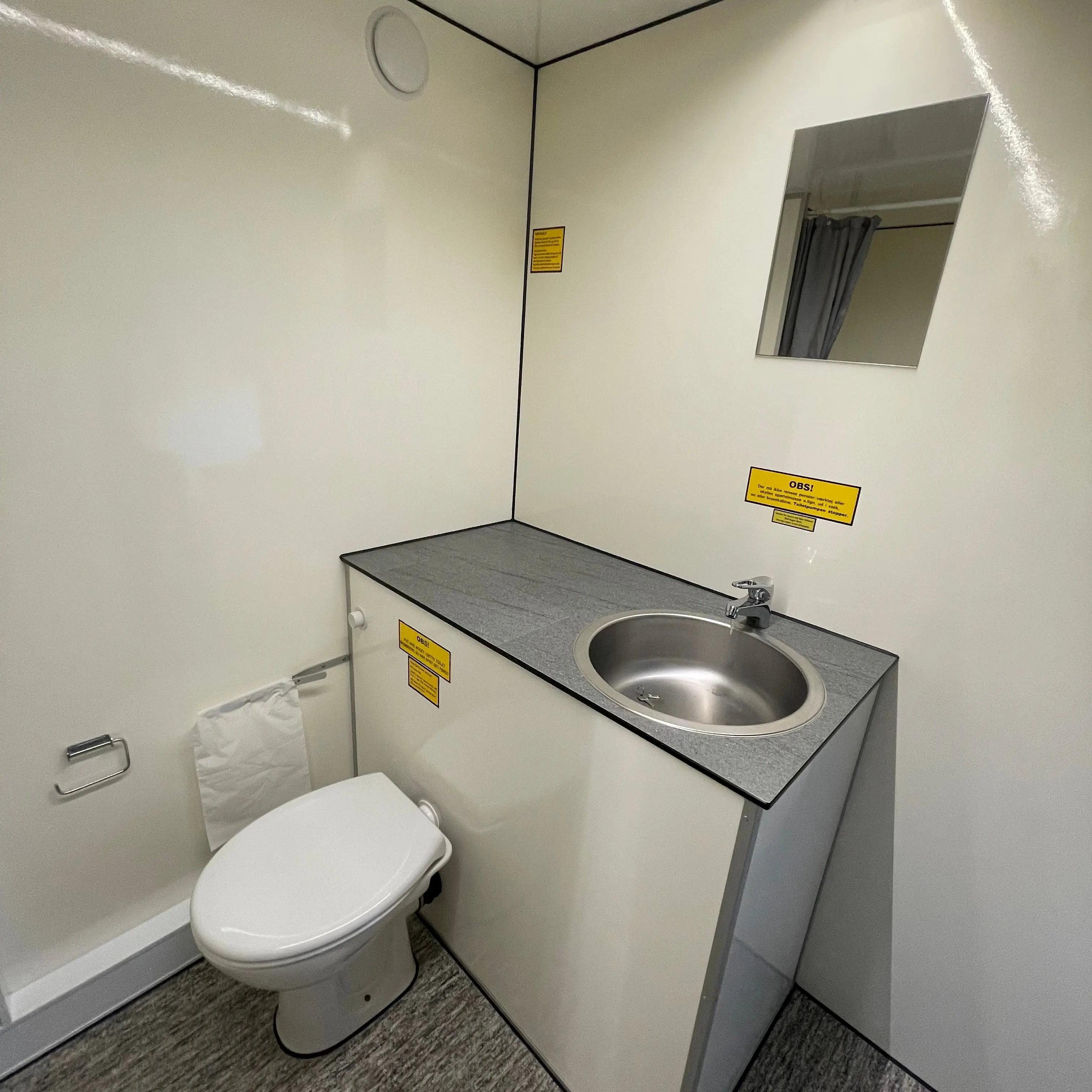 Salernis- og baðvagn 240 – með kvarnsalerni