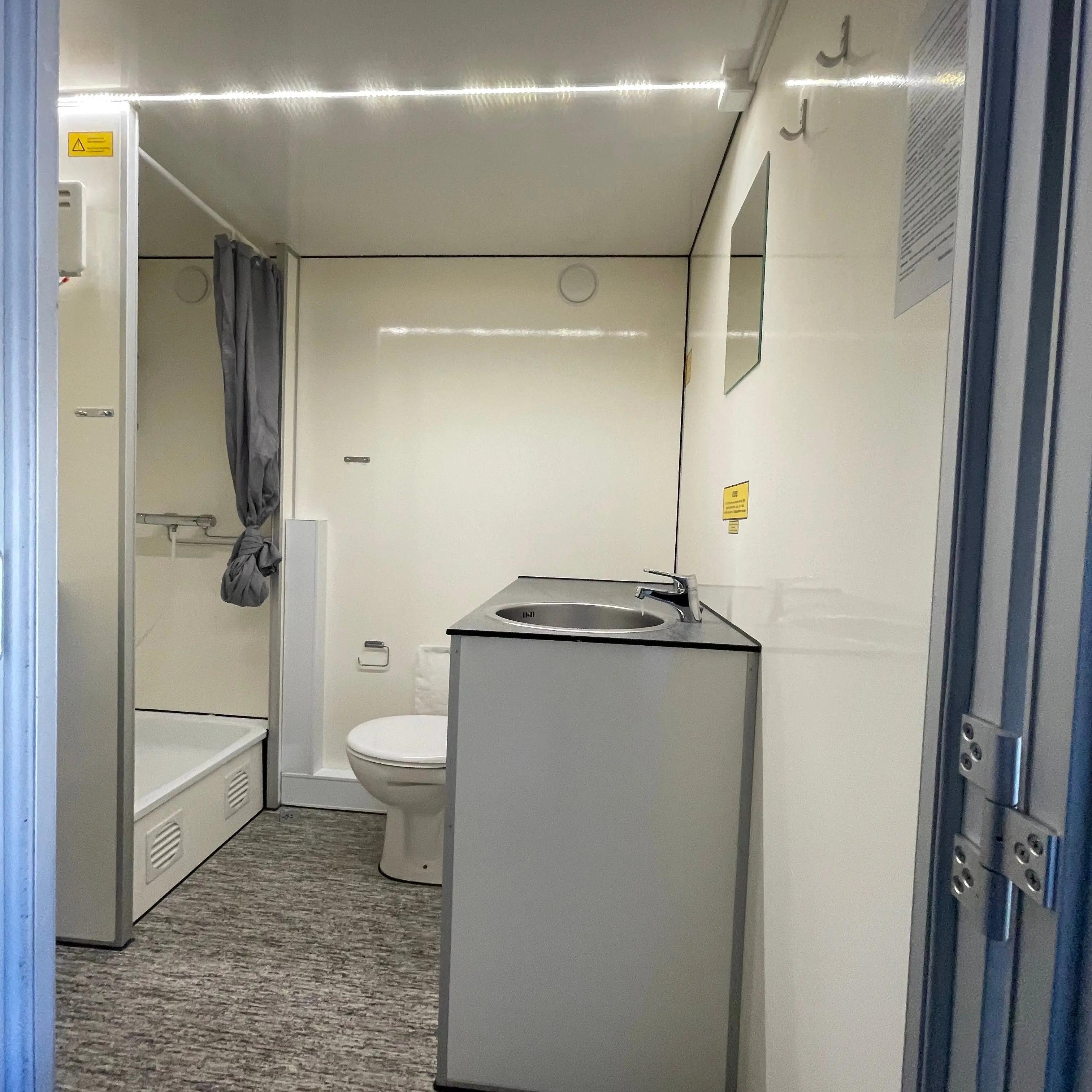 Salernis- og baðvagn 240 – með kvarnsalerni