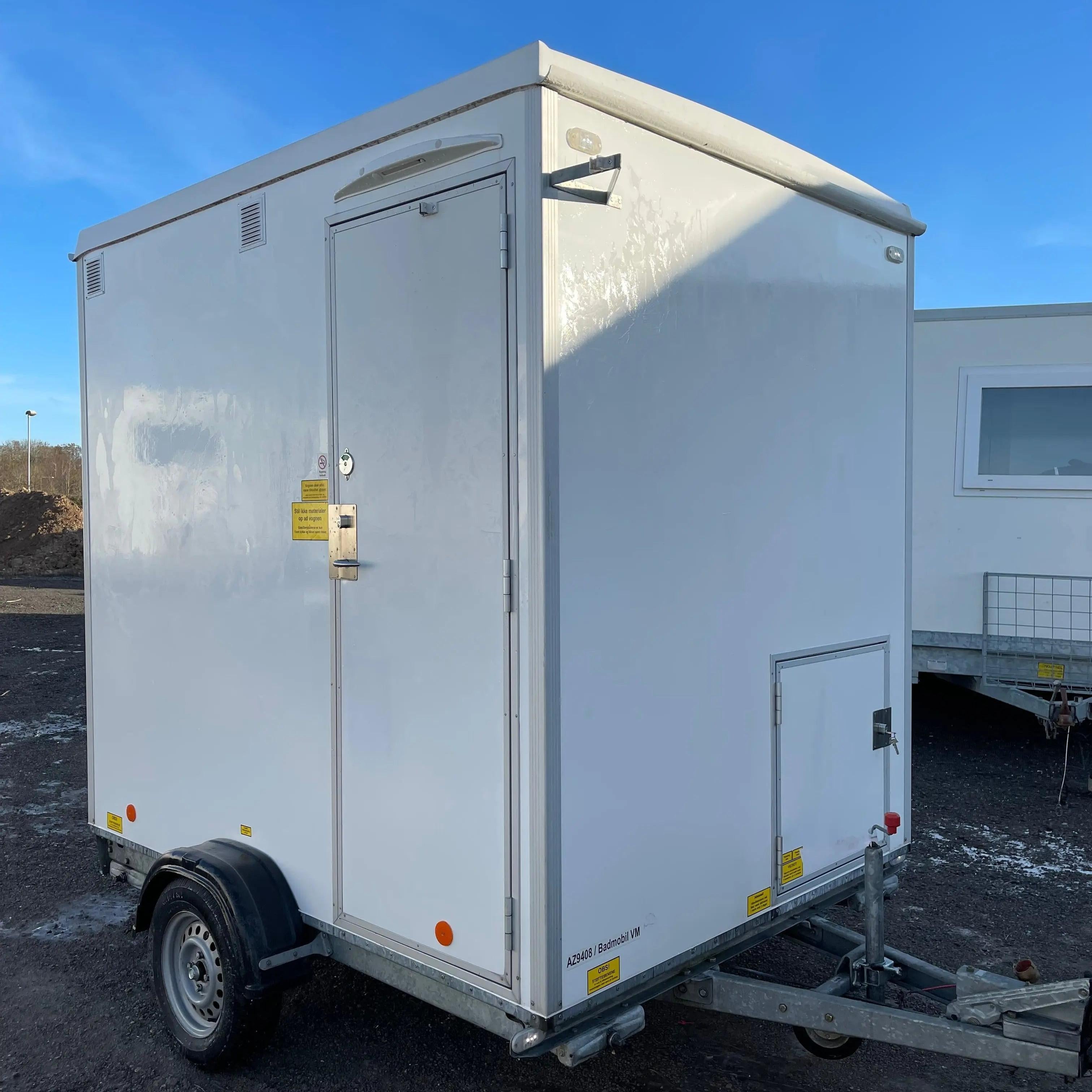 Salernis- og baðvagn 240 – með kvarnsalerni