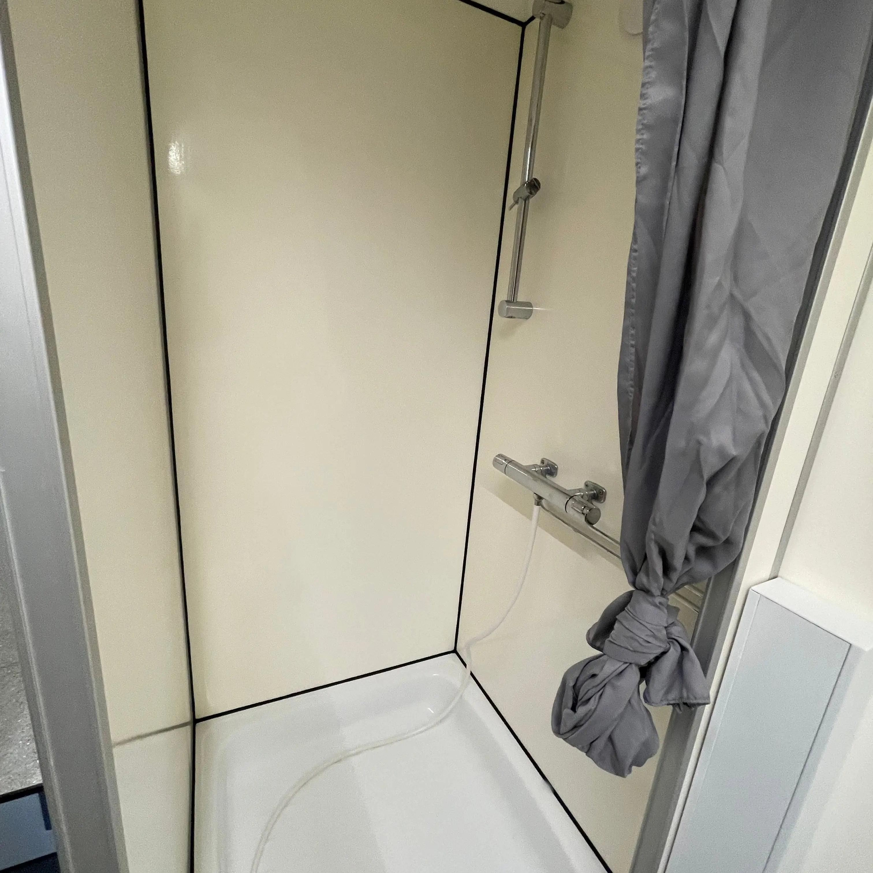 Salernis- og baðvagn 240 – með kvarnsalerni